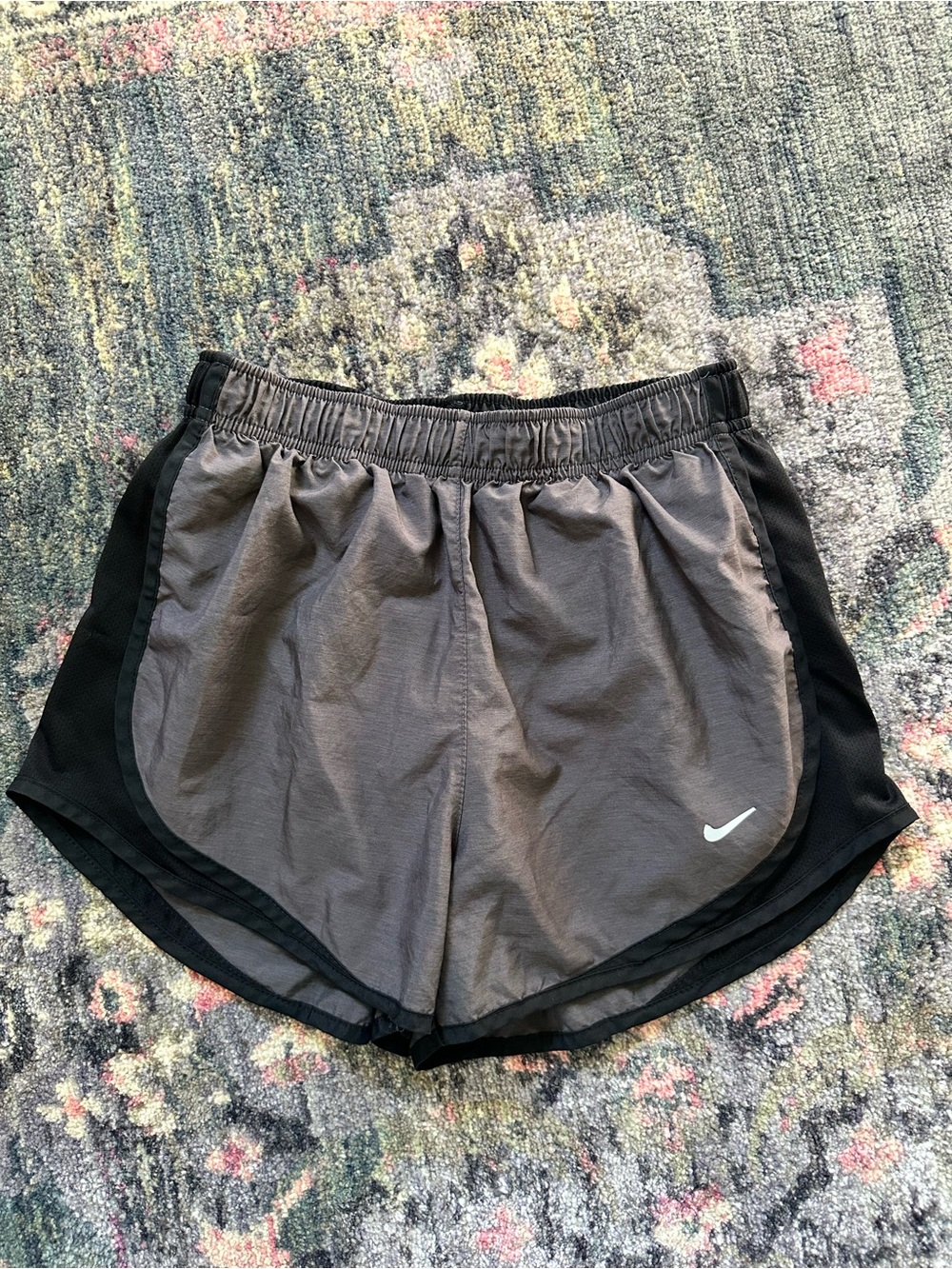 Nike Women's Gray and Black Athletic Running Shorts Size Small Sporty Trending